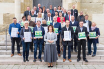 Gruppenbild mit den Preisträgern und Ministerin Kaniber